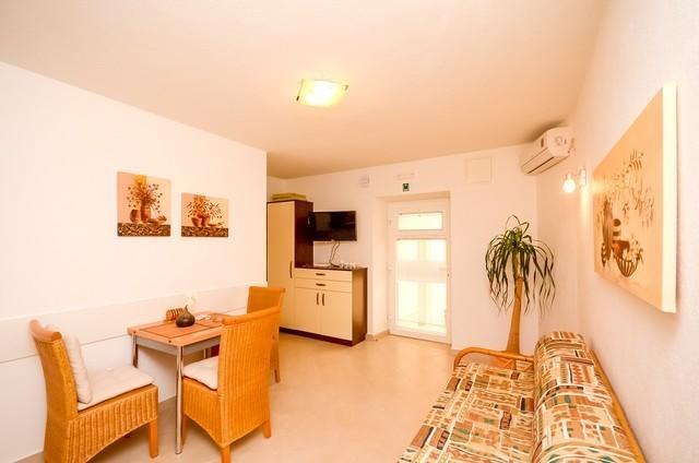 Apartma Dvor *