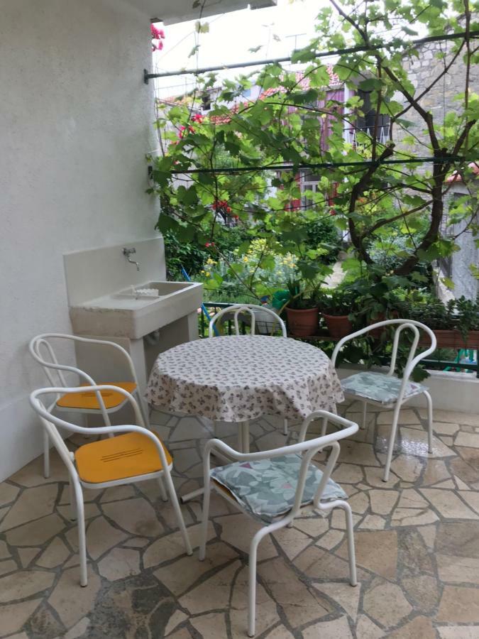 Apartma Dvor *